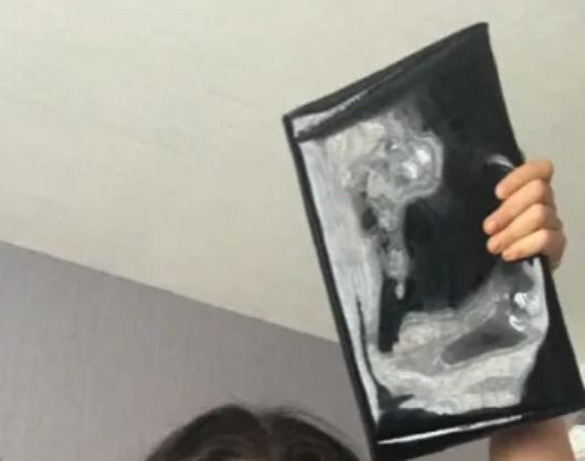 英国曼彻斯特|英女生举包自拍，人人却都说她怀孕，百口莫辩：是包！不是B超！