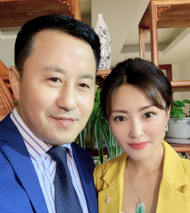 王小宝带老婆现身火锅店,小19岁妻子撞脸本山女儿,长贵叔有福气