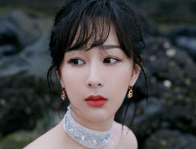 杨紫|央视镜头下的杨紫引发热议：黑粉觉得奇丑无比，粉丝认为端庄得体