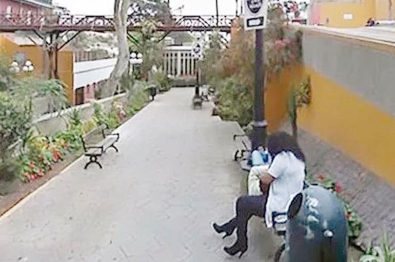 出轨|秘鲁男子闲来无事翻看街景地图，看到妻子出轨画面气炸，愤怒离婚