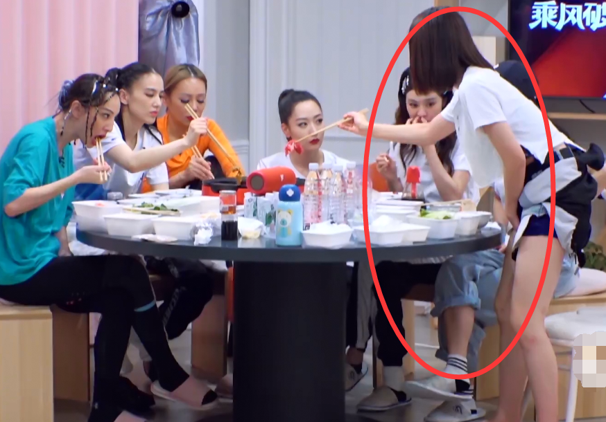 蓝盈莹|蓝盈莹沦为边缘化人，聚餐夹不到菜，跳热舞无人回应