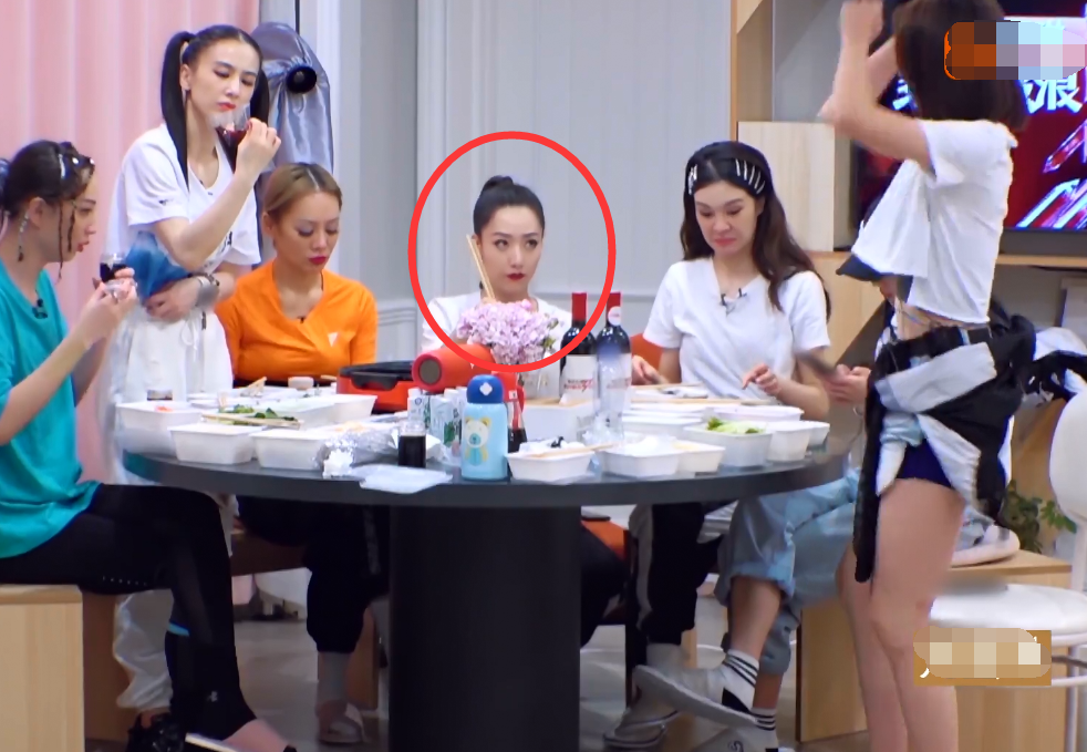 蓝盈莹|蓝盈莹沦为边缘化人，聚餐夹不到菜，跳热舞无人回应