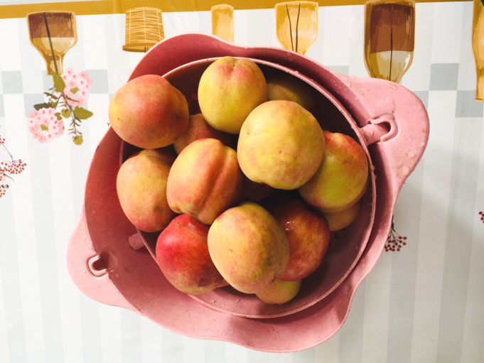 有很多家庭都会选择 将大量的桃子做成糖水桃罐头,既能 存放的久一些