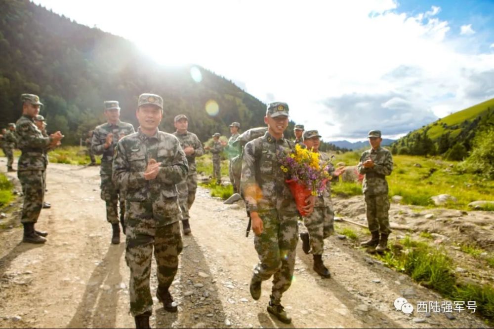 周云波返营归队受到战友们热烈欢迎