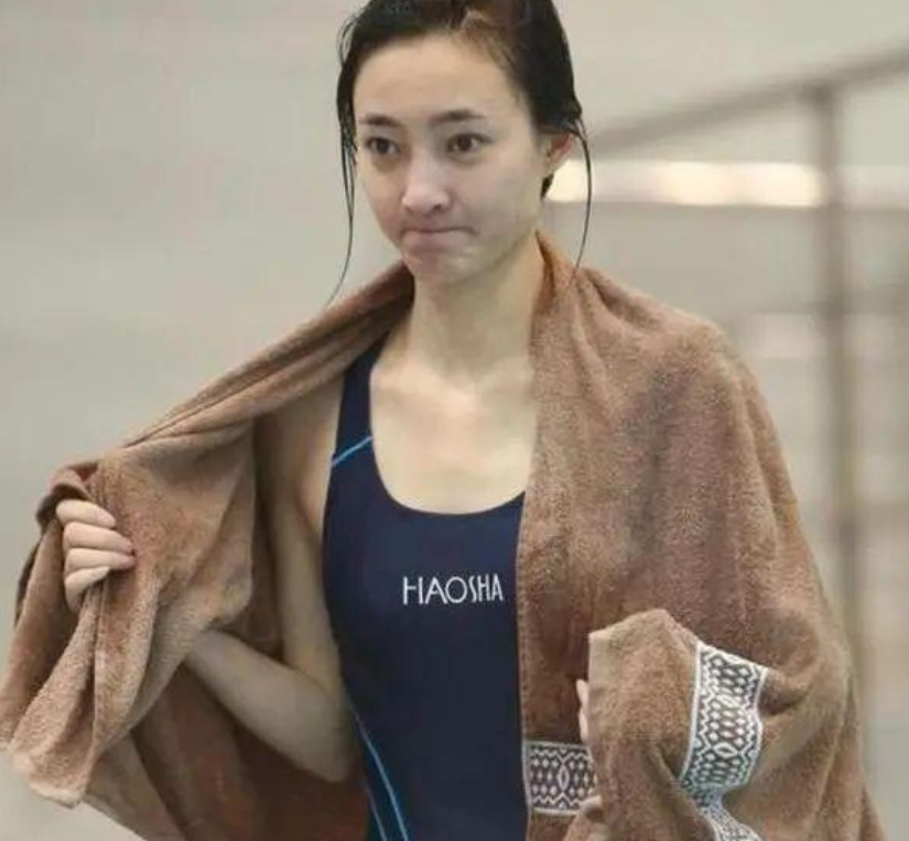女跳水运动员三角泳裤图片