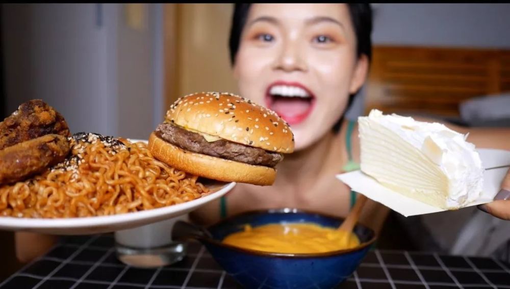 "大胃王"假吃催吐作秀,真吃"太撑"得病身亡,23小伙患老年病_腾讯新闻