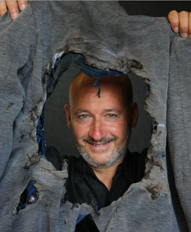 但还是大方的向大家展示了求婚时穿的已经烧焦了的衣服