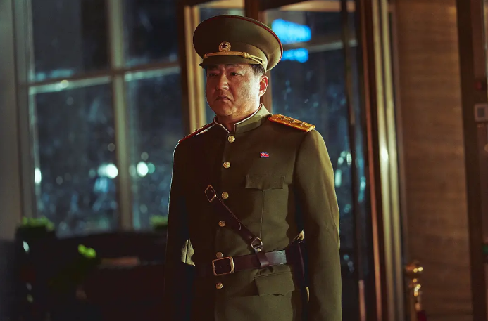 《哭声》剧照 虽然两位主演是原班人马,可在《铁雨2》他们将互换阵营