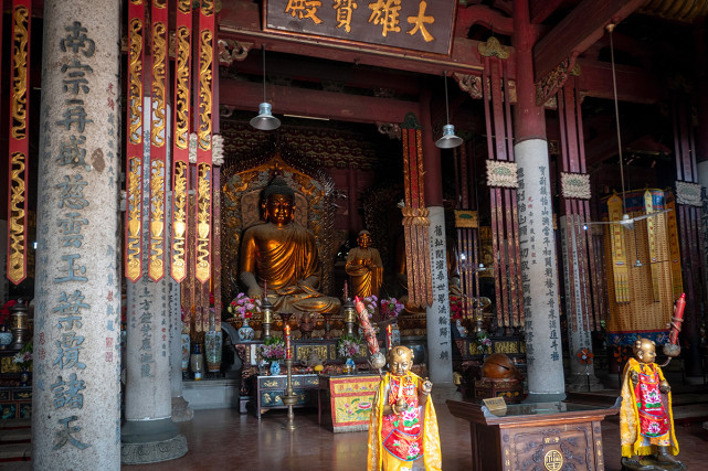 大雄宝殿内法相庄严,正面供奉释迦牟尼佛,药师佛和阿弥陀佛,两侧为