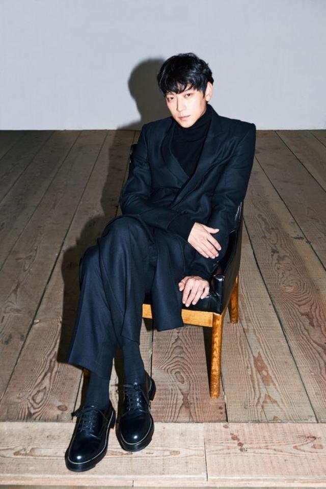这次姜栋元搭配了一身全黑色的西装套装,内搭也是一件黑色高领毛衣.