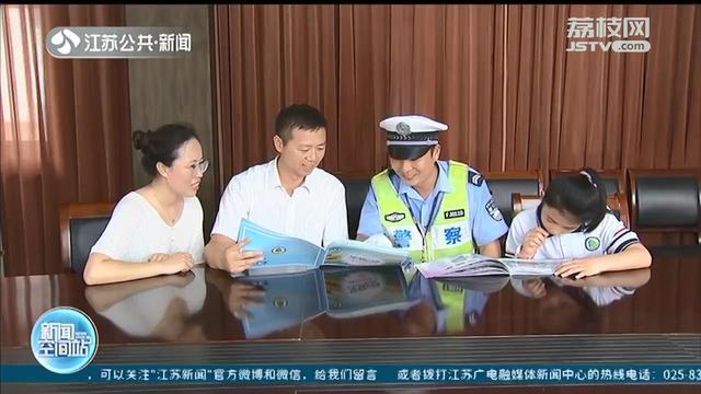 輔警坐在小學畢業照c位奔跑護學的身影是一份堅守和呵護