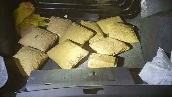 南非男子一见警察弃车逃跑 交警随后在车内缴获价值250万兰特毒品 南非 社会 毒品 柯贝里 莫赫森 警察