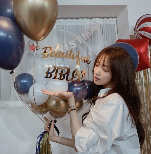 李圣经给自己30岁庆生,鬼马表情依旧可爱,网友:金福珠本尊无疑_腾讯