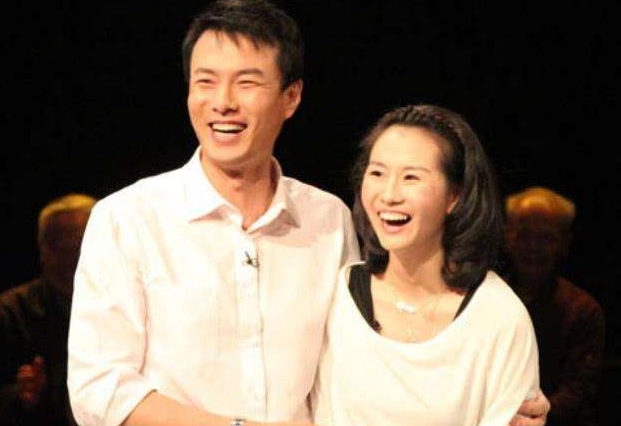 演员朱铁与妻子一见钟情恩爱10年今一家三口幸福美满
