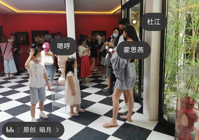 霍思燕|霍思燕一家四口被偶遇，神秘小女孩再度现身，粉丝证实是嗯哼亲妹