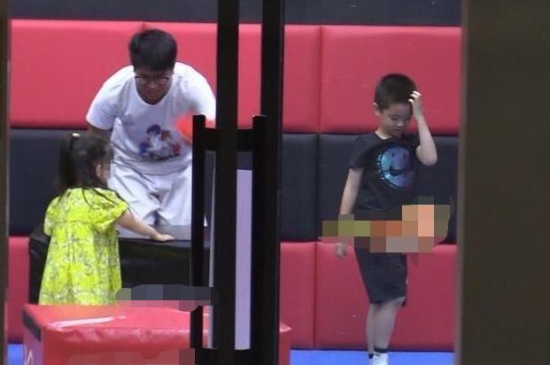 霍思燕|霍思燕一家四口被偶遇，神秘小女孩再度现身，粉丝证实是嗯哼亲妹