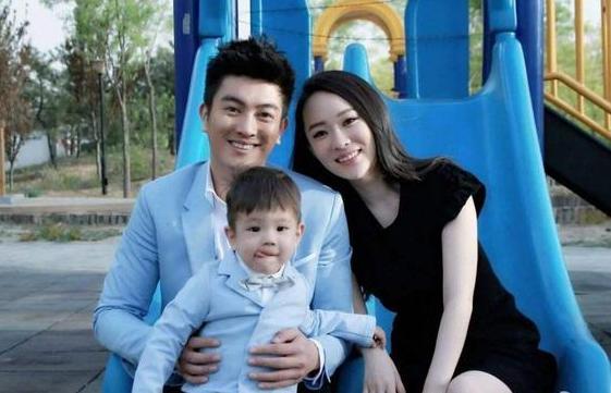 霍思燕|霍思燕一家四口被偶遇，神秘小女孩再度现身，粉丝证实是嗯哼亲妹