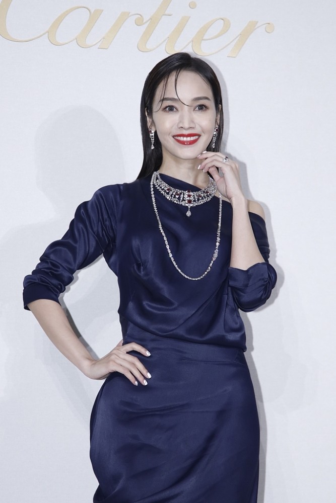 周杰伦前女友侯佩岑出席活动,脖间钻石项链,尽显高贵气场_腾讯新闻