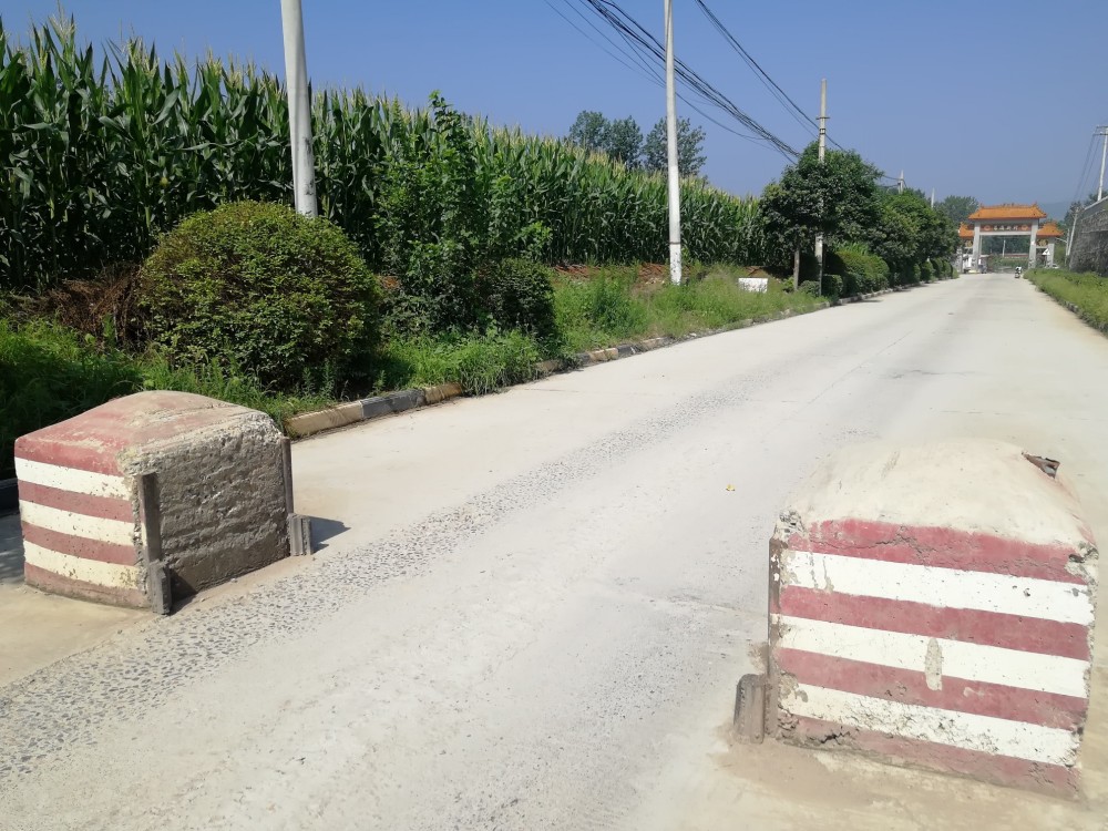 河南新密:限宽墩下捆角铁,"害车"不浅为哪般?_腾讯新闻