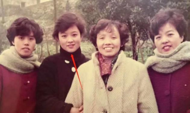 肖战|肖战颜值非纯天然？网友晒证据遭打脸，看到肖战父母照片全懂了！