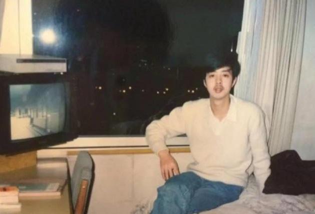 肖战|肖战颜值非纯天然？网友晒证据遭打脸，看到肖战父母照片全懂了！