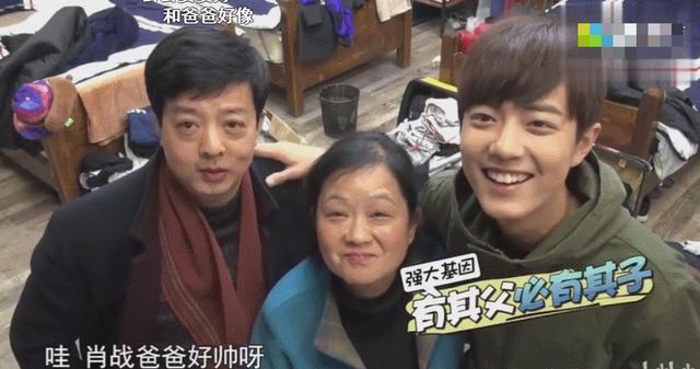 肖战|肖战颜值非纯天然？网友晒证据遭打脸，看到肖战父母照片全懂了！