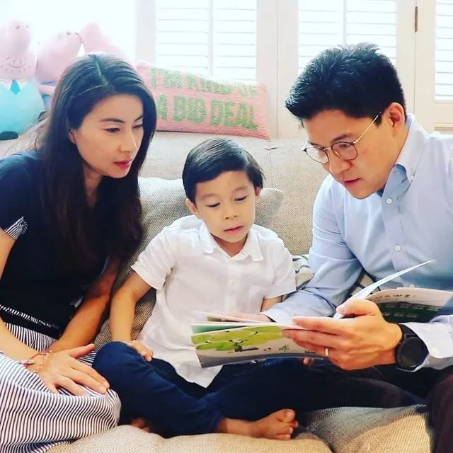 郭晶晶|郭晶晶罕晒夫妻自拍，霍启刚弯腰配合超贴心，结婚8年仍像热恋