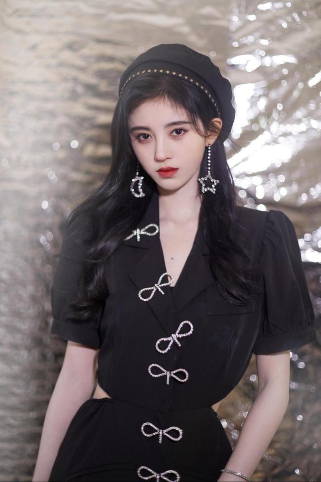 少女感满满的鞠婧祎,一身黑色丝绒长裙,秒变复古女郎