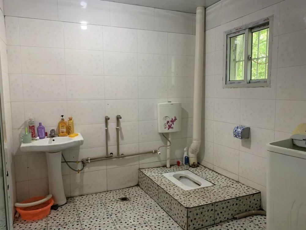 8月10日,记者对大英县隆盛镇百盛村的农村厕所改造工程进行了实地调查