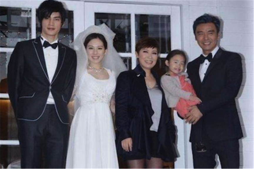 钟镇涛嫁女泪洒现场 竟然是一场乌龙 重组家庭没有任何隔阂 腾讯新闻