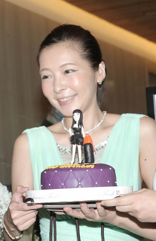 罗霈颖|罗霈颖60冥诞宴席不变，亲友为其庆生，外国前男友送花篮寄哀思