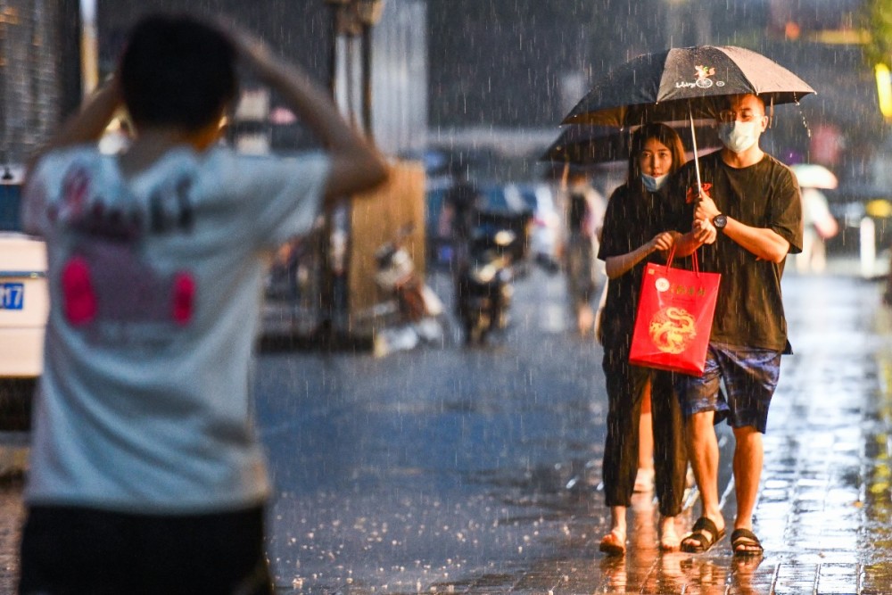 外卖|镜头直击 雨中行路人