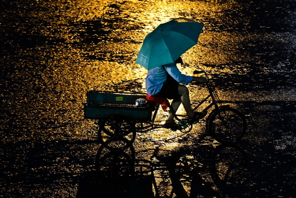 镜头直击 雨中行路人