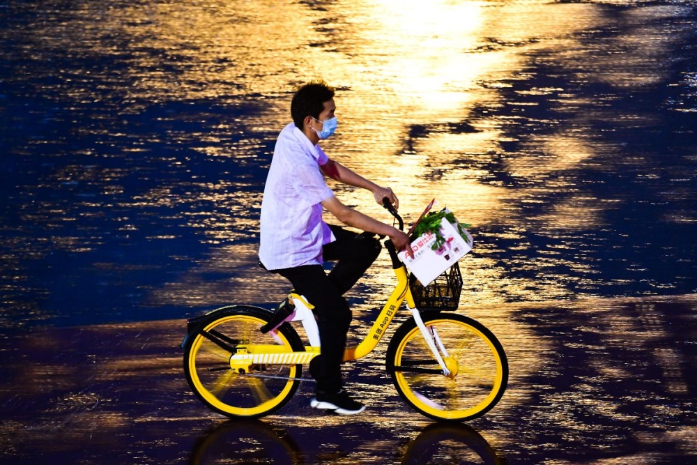 外卖|镜头直击 雨中行路人
