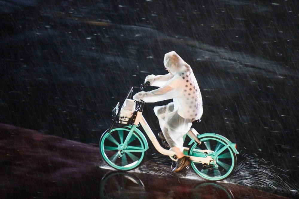 外卖|镜头直击 雨中行路人