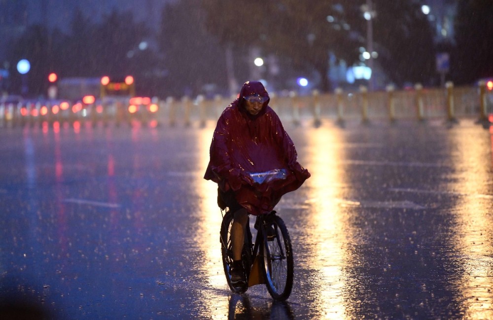 外卖|镜头直击 雨中行路人