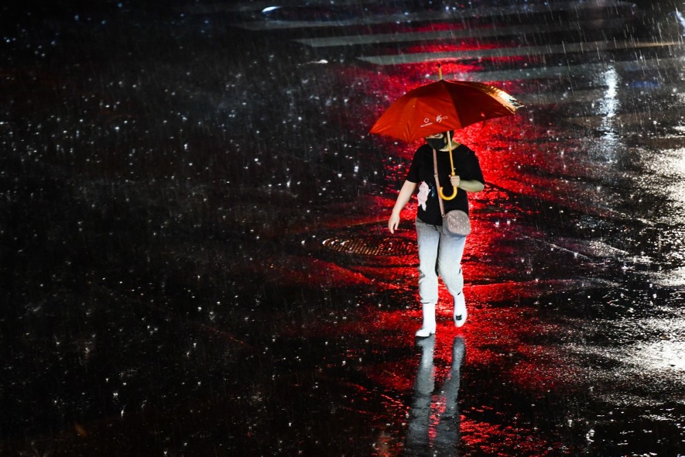 外卖|镜头直击 雨中行路人