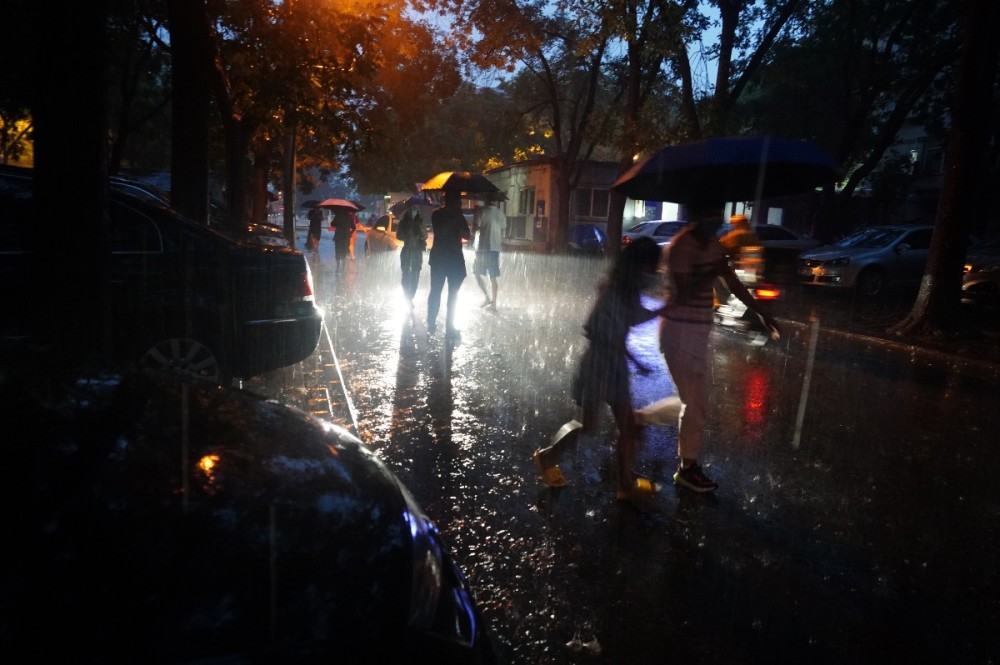 外卖|镜头直击 雨中行路人