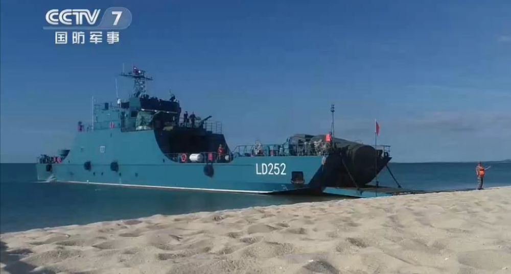 国产新型小型两栖登陆舰271型登陆舰升级版