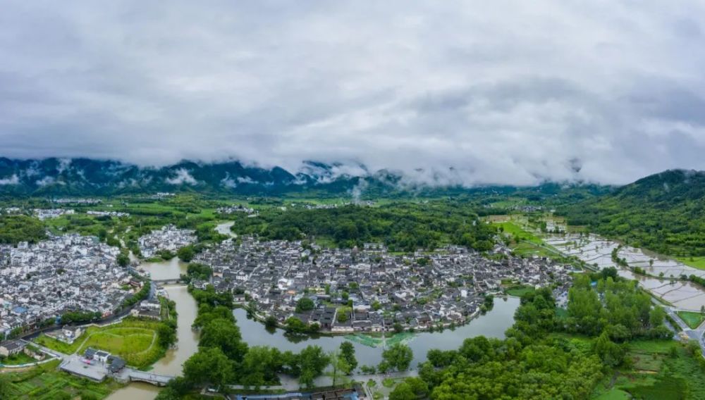 古村衔接村外的四座桥便是牛形村落宏村的"四蹄",它们分别是"宏儒桥