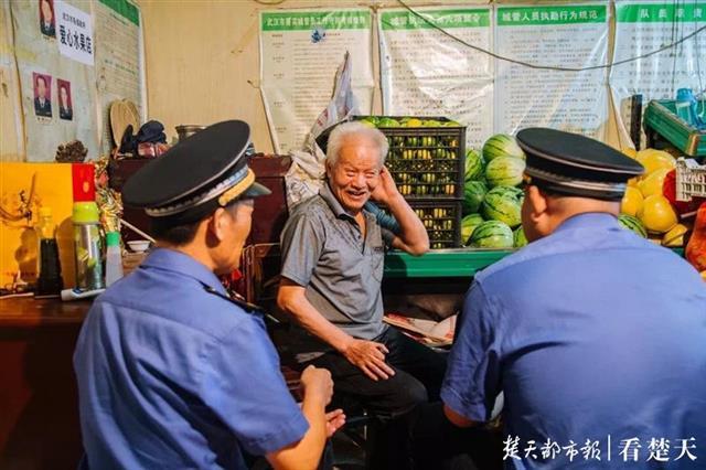 2004年,已在武汉摆摊的王天成,因老伴患了重病,急需钱医治.当他打电话