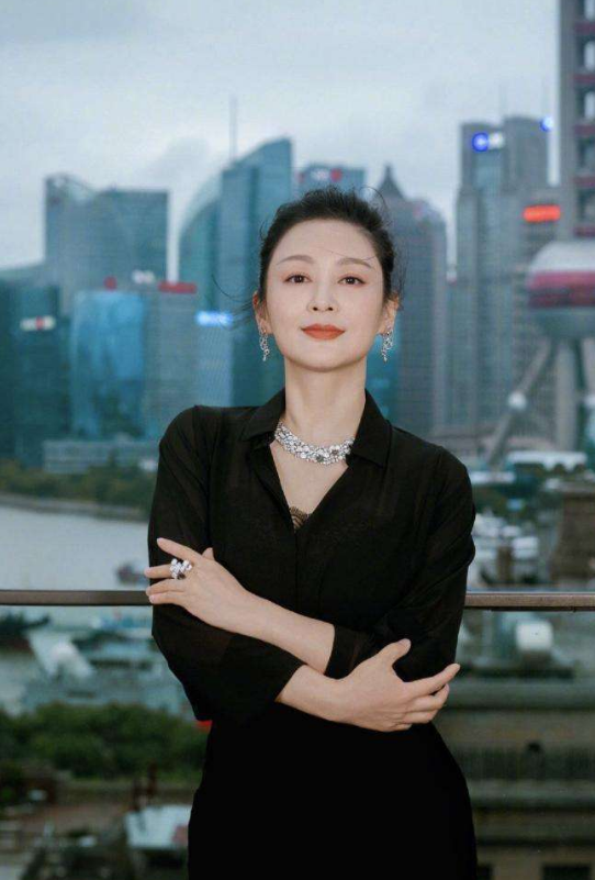 陈飞宇|陈飞宇晒童年合照为陈凯歌庆生，父子相依，小家伙眉清目秀像极了妈妈陈红