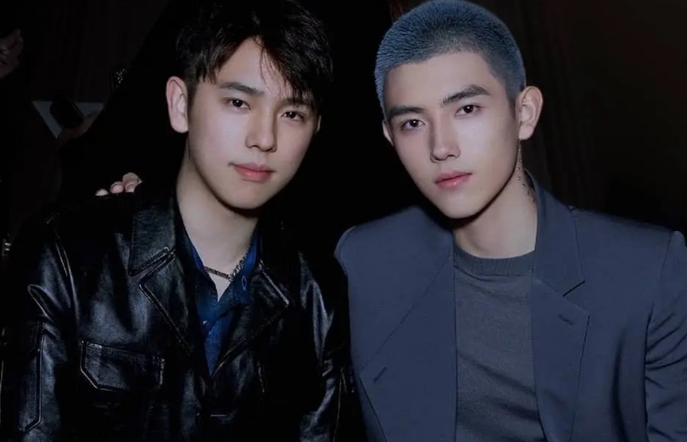 陈飞宇|陈飞宇晒童年合照为陈凯歌庆生，父子相依，小家伙眉清目秀像极了妈妈陈红