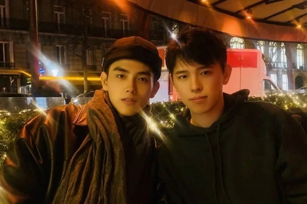 陈飞宇|陈飞宇晒童年合照为陈凯歌庆生，父子相依，小家伙眉清目秀像极了妈妈陈红