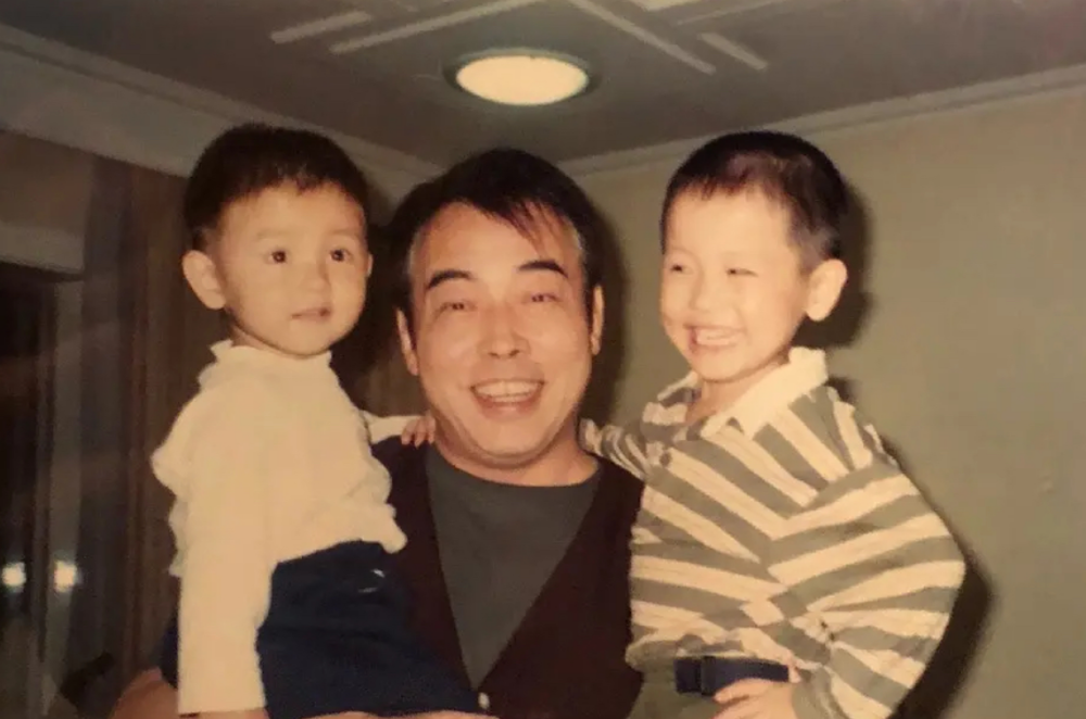 陈飞宇|陈飞宇晒童年合照为陈凯歌庆生，父子相依，小家伙眉清目秀像极了妈妈陈红