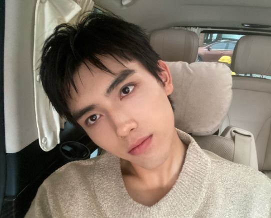 陈飞宇|陈飞宇晒童年合照为陈凯歌庆生，父子相依，小家伙眉清目秀像极了妈妈陈红