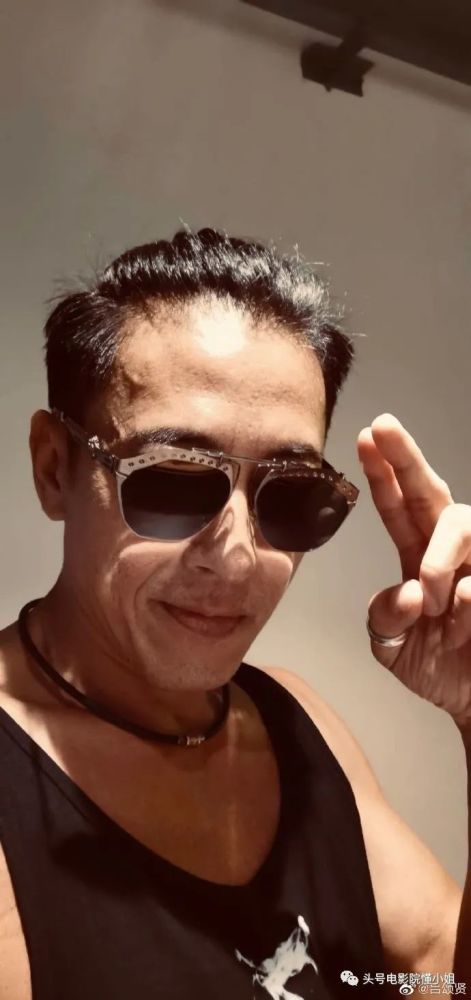 54岁吕颂贤狂晒肌肉照:金庸最满意令狐冲,婚后不生娃,过得如何?