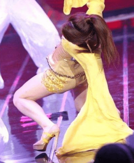 明星意外摔倒瞬间张惠妹吓哭赵丽颖直接飞出去而她当场去世