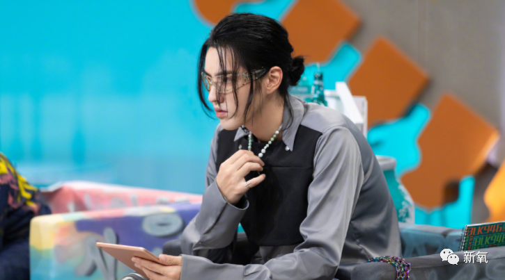 吴亦凡|吴亦凡这张脸是橡皮泥做的吧！忽胖忽瘦这回生图帅炸天……