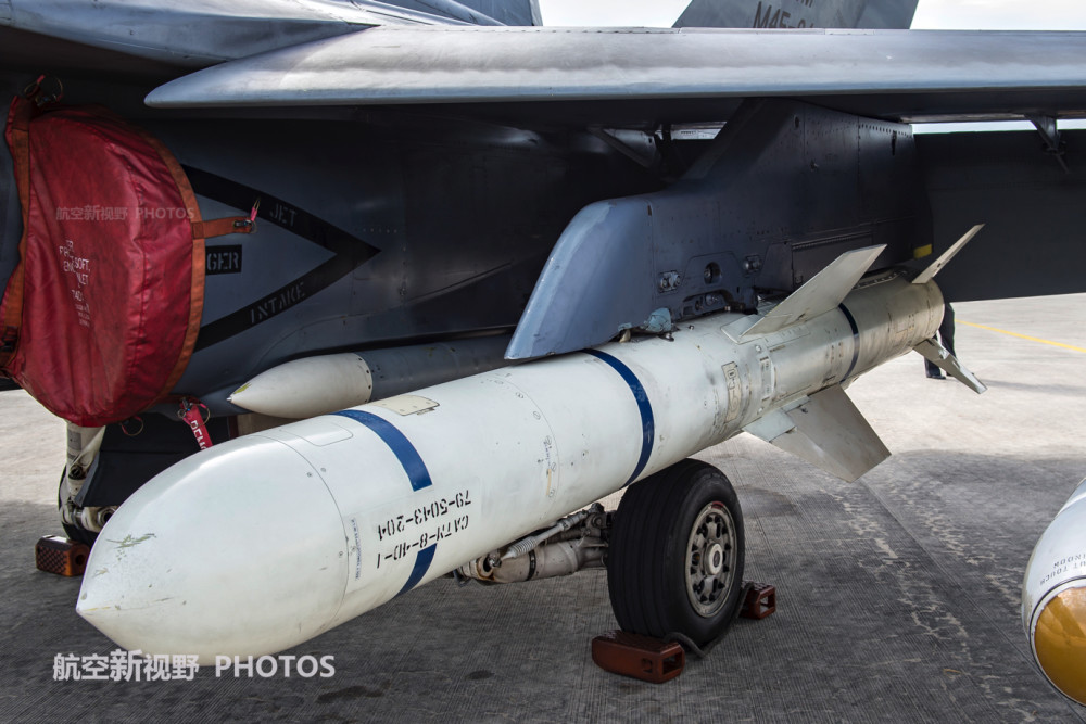 皇家空军f/a-18d大黄蜂战斗机挂载了一枚agm-84鱼叉空对舰导弹